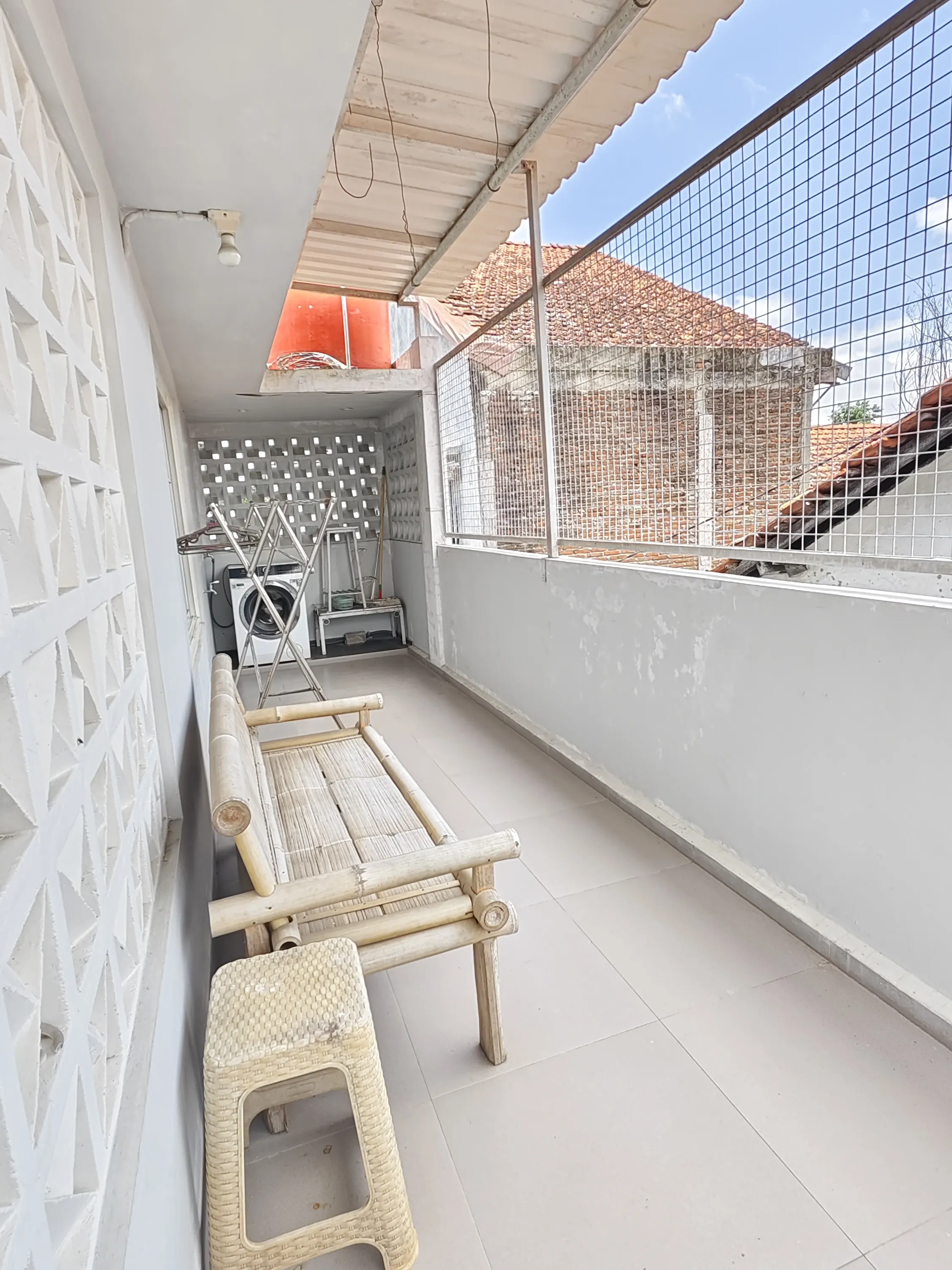 Suasana SS Homestay Kebumen – kamar mandi granit