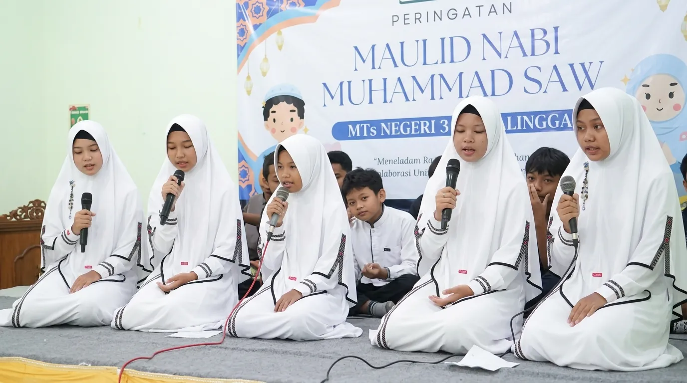 Gamis putih seragam Maulid Nabi – tampak samping