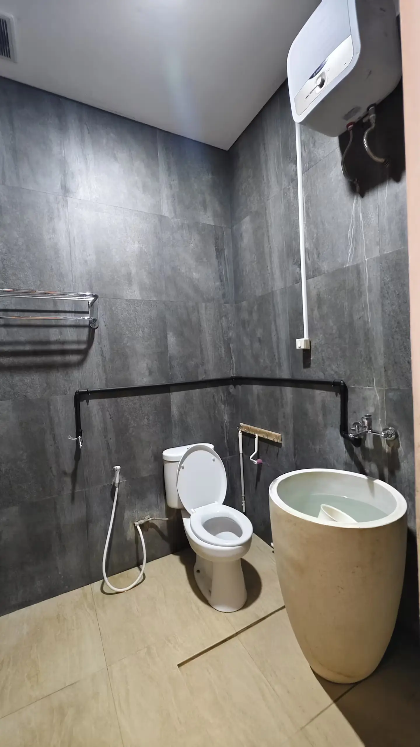 Kamar mandi bersih di rumah penginapan Kebumen