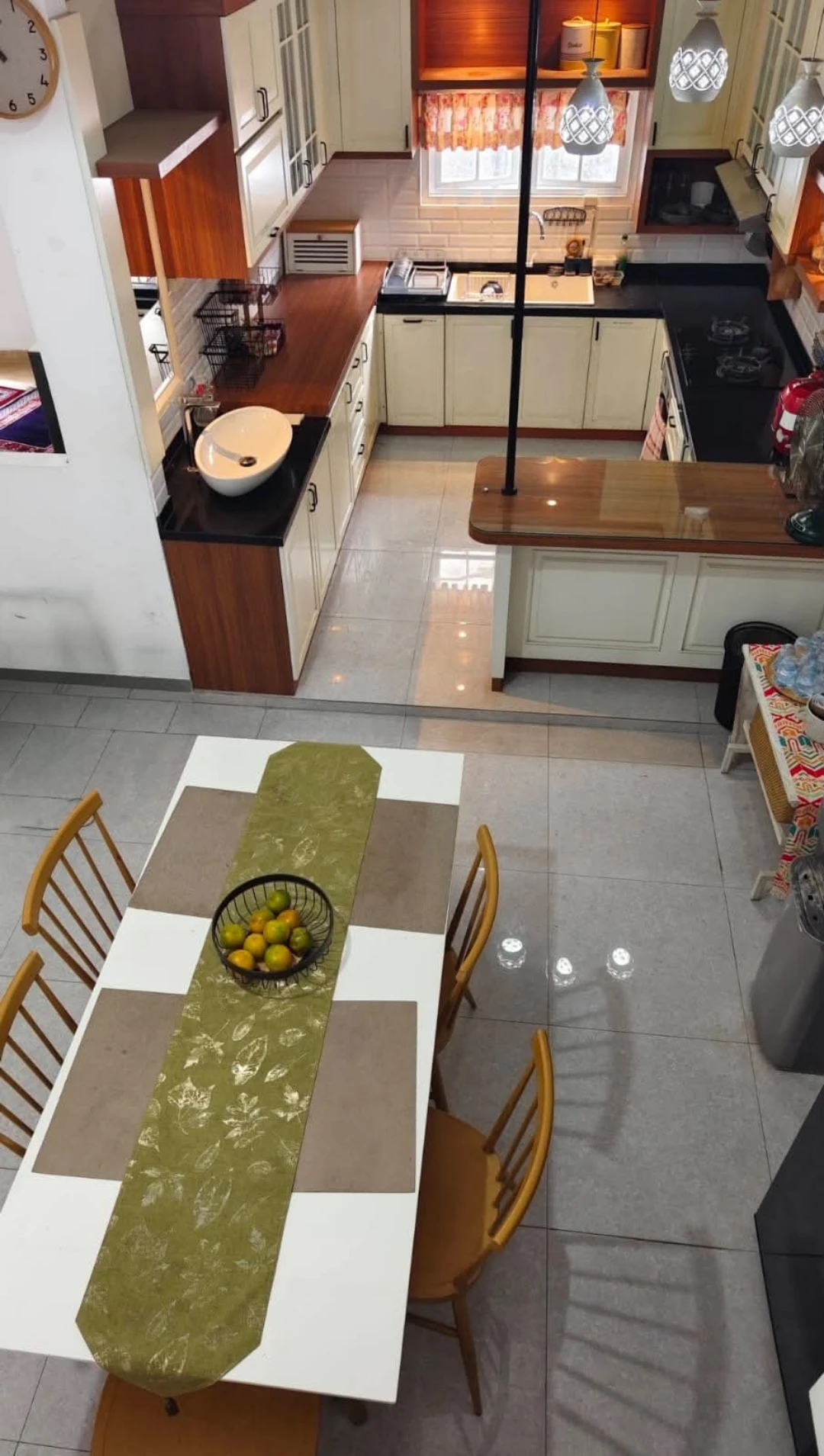 View dari atas mezanin ke ruang makan dan dapur rumah di Kebumen